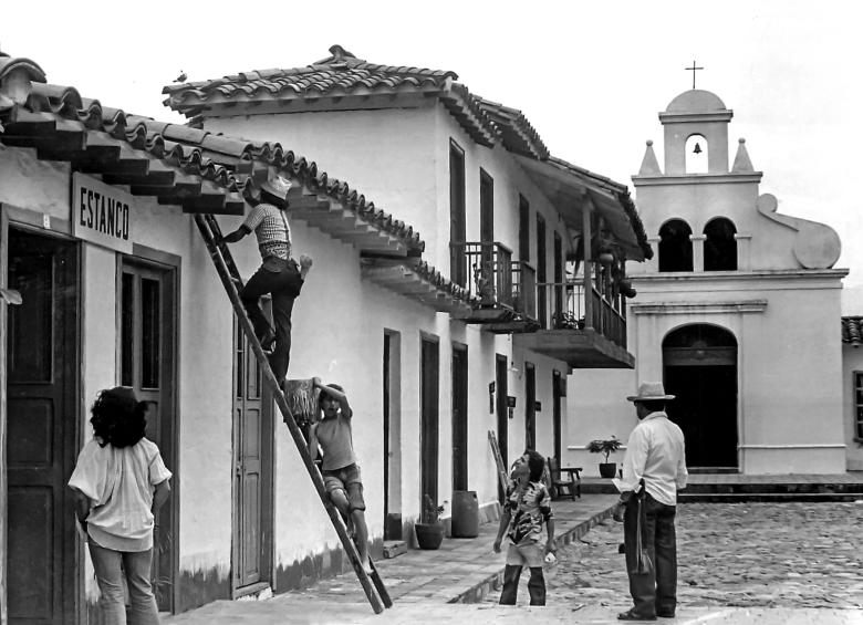 Trabajadores le aplican una mano de cal al Pueblito Paisa. Construido en los 70 en el cerro Nutibara, este lugar se inspiró en los pueblos tradicionales de Antioquia. FOTO JORGE ZULETA ZEA