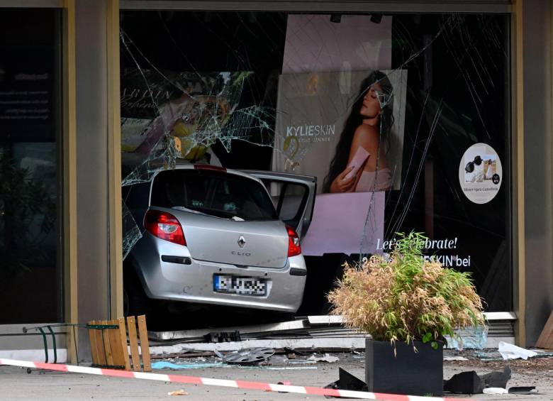El vehículo modelo Renault Clio terminó empotrado en la vitrina de una tienda sobre la vía donde ocurrieron los hechos. FOTO: EFE