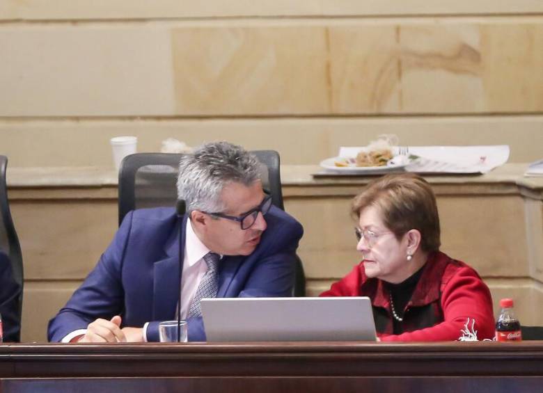 Luis Fernando Velasco, ministro del Interior, con la ministra del Trabajo, Gloria Inés Ramírez. FOTO: Colprensa.