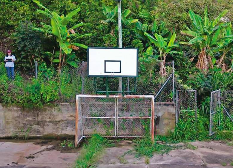 La intervención de placas polideportivas es uno de los principales frentes de inversión de la tasa de seguridad. En la imagen, aspecto de la cancha de la vereda Los Pinos, en Montebello. FOTO Cortesía Gobernación