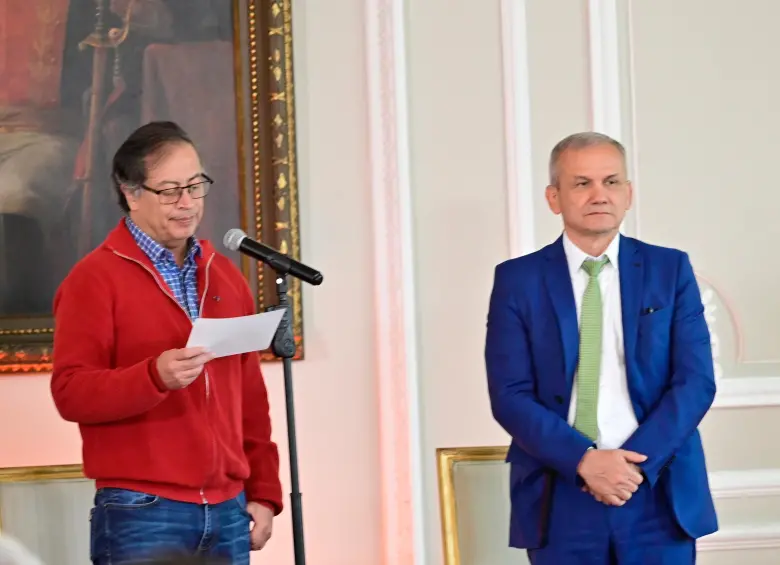 El presidente Gustavo Petro y el exsecretario del Dapre, Carlos Ramón González, requerido por la justicia colombiana. FOTO PRESIDENCIA