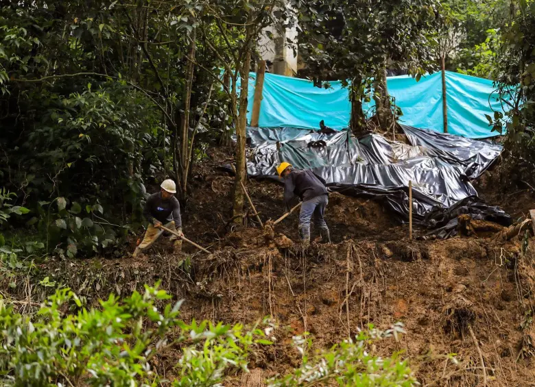 Obreros buscando realizar labores de prevención en la zona. FOTO: Camilo Suárez