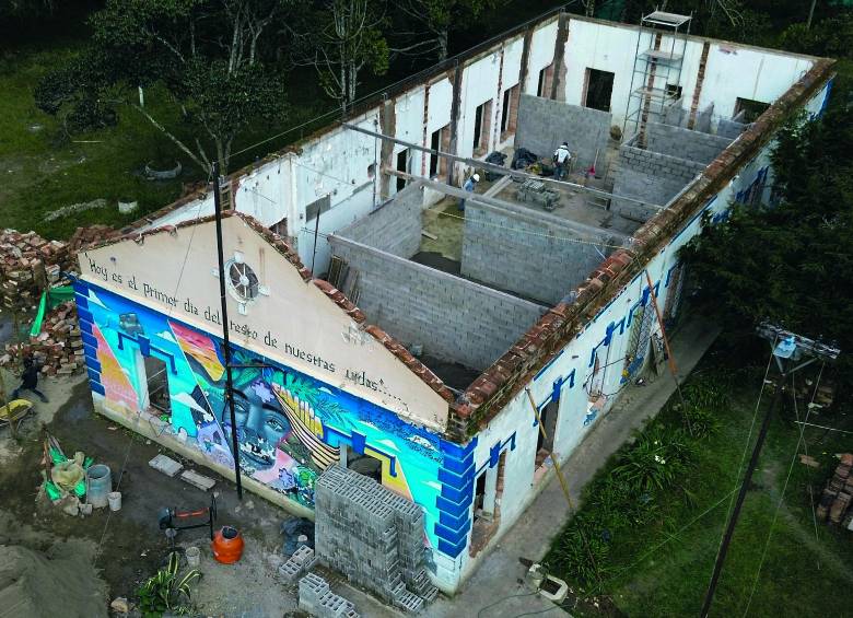 Así se ve desde arriba la reconocida e histórica Casa Inalámbrica de Envigado, también distinguida como el antiguo Club Telecom, o la Casa de la Comunidad Terapéutica. FOTO Manuel Saldarriaga.