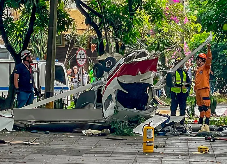 Esta es la avioneta precipitada en el barrio Estadio, de Medellín, en la tarde de este viernes. Las autoridades desconocen las causas por las cuales se accidentó. FOTO: MANUEL SALDARRIAGA