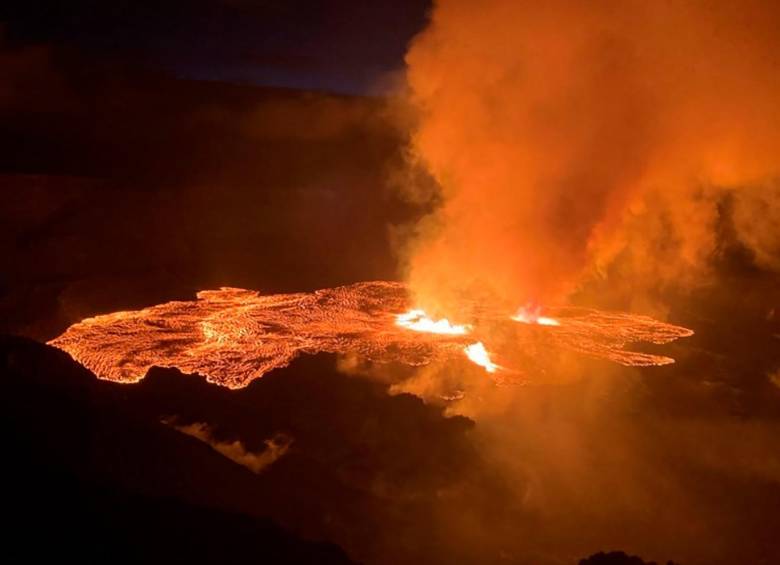 A menudo los turistas pagan paseos en helicóptero para ver desde el cielo las grietas llenas de lava en el volcán. FOTO: Getty Images