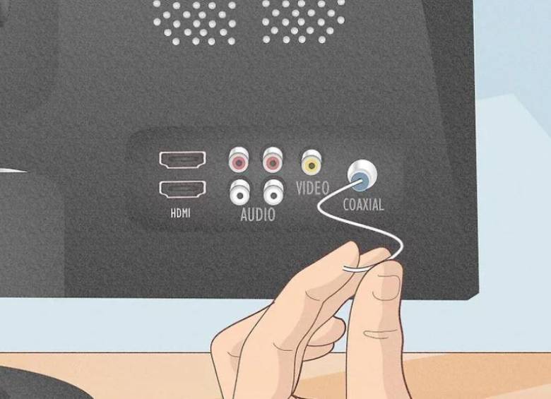Los servicios de streaming tienen más retraso porque la señal debe ser procesada, comprimida, distribuida por internet y descargada en cada dispositivo antes de reproducirse. Por eso, la TDT directamente en su TV es una buena solución. FOTO WikiHow/Creative Commons