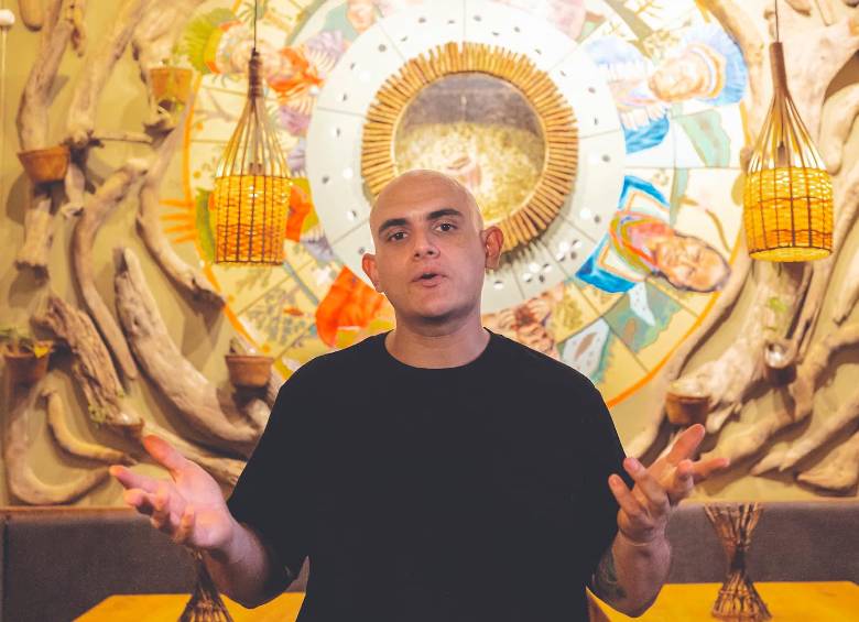 Él es Juan Santiago Gallego, el chef detrás de Proyecto Maloka. Desde hace 16 años ha investigado las tradiciones gastronómicas del Amazonas. FOTO: Camilo Suárez.