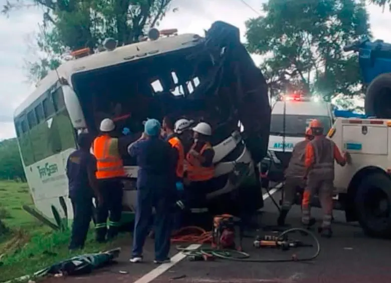 Así quedó el bus en el que viajaban varios aprendices del Sena camino a Medellín. Fallecieron tres de sus ocupantes. FOTO: CORTESÍA