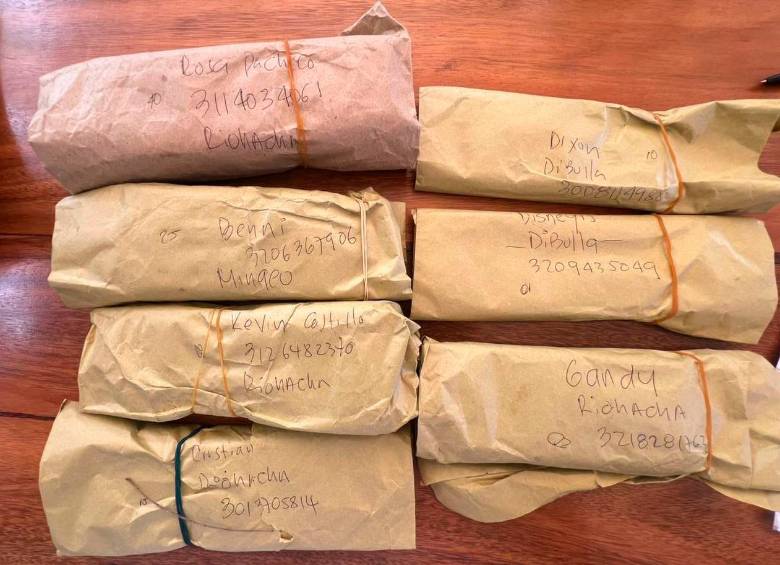 Los $145 millones incautados en La Guajira estaban en siete sobre de manila marcados con los datos del lugar de destino y el contacto que los recibiría. FOTO: CORTESÍA POLICÍA.