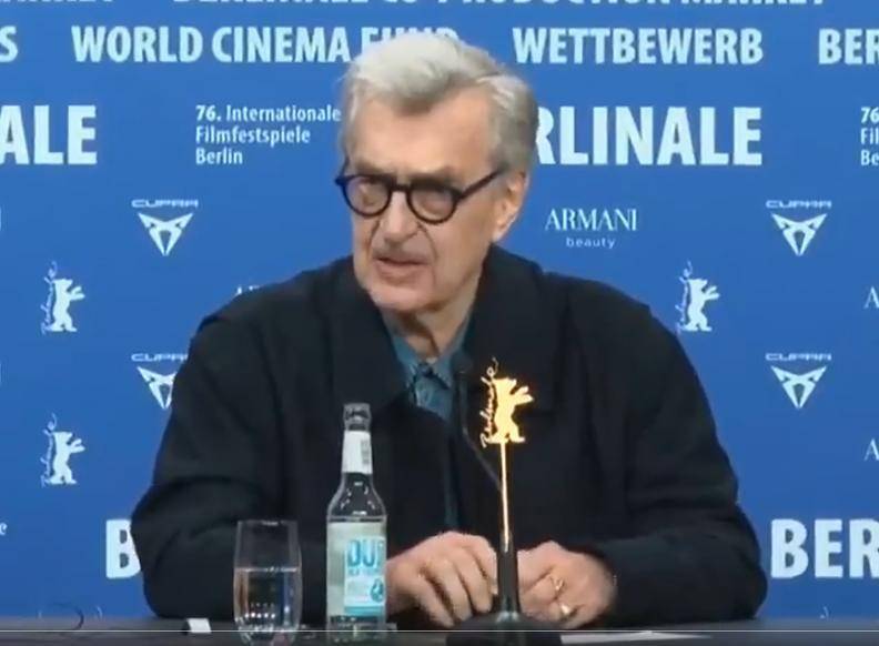 El jurado internacional de la Berlinale 2026, presidido por Wim Wenders, defendió el festival como un espacio para hablar de cine, no de política. FOTO<b> AFP</b>