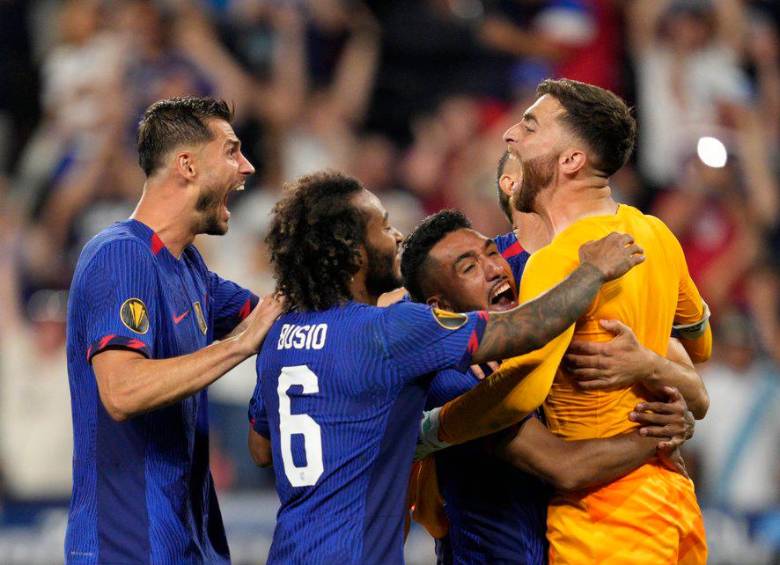 El colombiano Jesús David Ferreira abraza a su compañero, al arquero Matt Turner, quien fue el héroe de la clasificación a semifinales. FOTO TOMADA @USMNT