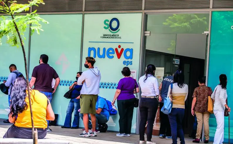 Usuarios en Medellín aseguran que, cuando anuncian que hay medicamentos, las filas son de cuadras. Sin embargo, varios llevan meses esperando. <b> </b>FOTO<b> julio herrera</b>