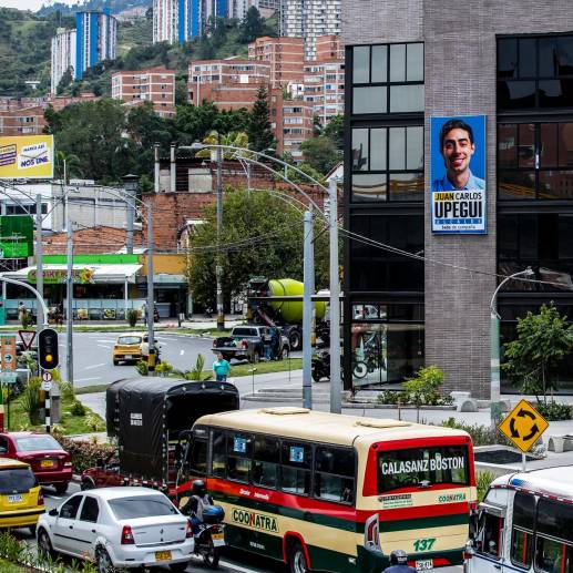 Juan Carlos Upegui tiene como sede de campaña un gran edificio de dos pisos ubicado en una de las zonas más valorizadas de la ciudad, la glorieta de la 80 con la Avenida Colombia. FOTO JAIME PÉREZ