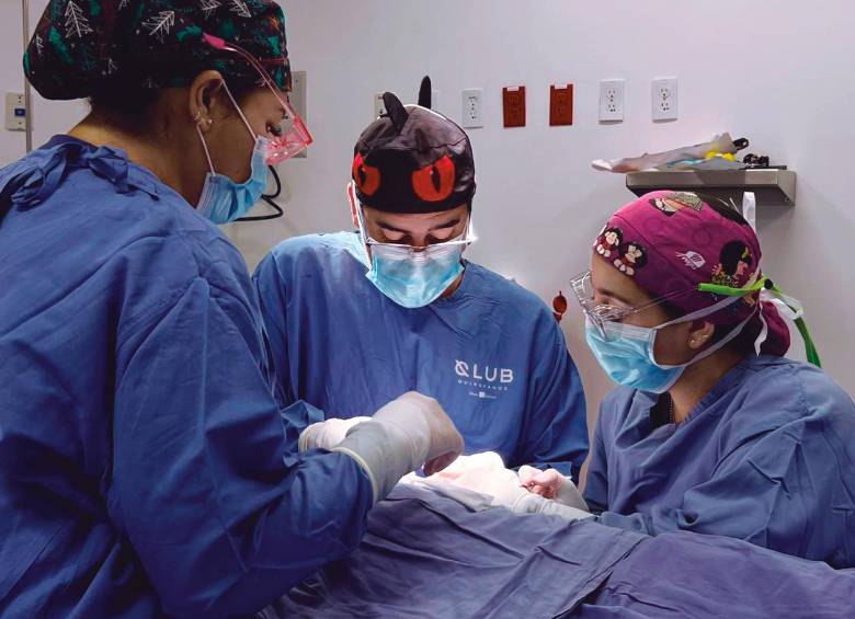 Los cirujanos Simón Aristizábal y Mónica Restrepo, en medio de una de sus intervenciones quirúrgicas. FOTO cortesía