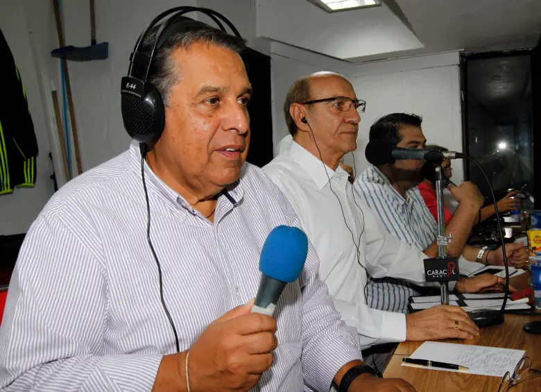 Las cabinas de radio fueron la segunda casa de Jorge Eliécer. En la imagen aparece durante una de sus transmisiones, acompañado de otra insignia de la radio antioqueña, Weimar Muñoz Ceballos. FOTO jaime pérez 