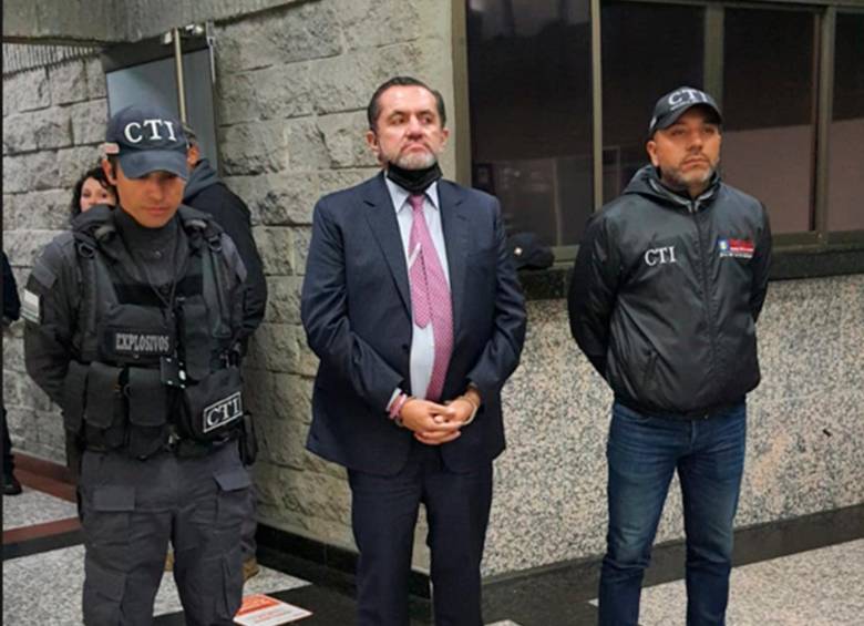 En la noche del 7 de junio, a su salida del Congreso, el liberal Mario Castaño fue detenido por agentes especiales por orden de la Corte. FOTO cortesía