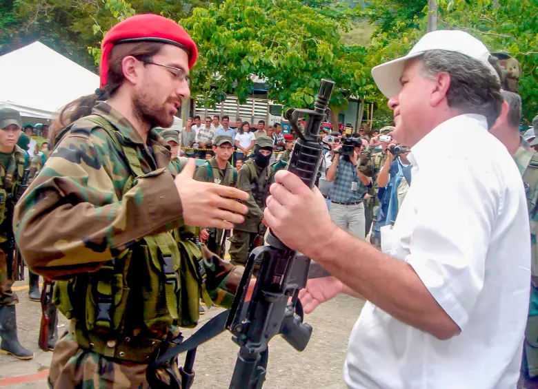 Supuestos integrantes del Frente Cacica La Gaitana entregaron armas al entonces comisionado de paz, Luis Carlos Restrepo. FOTO: Colprensa
