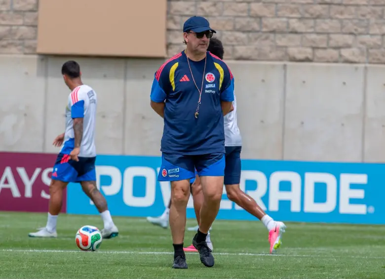 Néstor Lorenzo afina detalles a puerta cerrada para el juego ante Congo. FOTO JUAN ANTONIO SÁNCHEZ