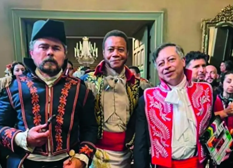 En la fotografía están Luis Velasco, Cuba Gooding Jr. y Gustavo Petro durante la grabación de Padilla: el ángel de la libertad. FOTO redes sociales