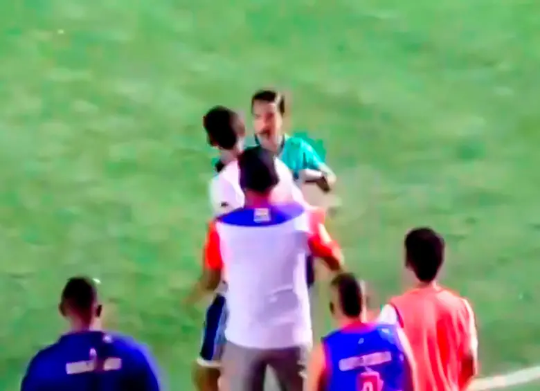 Momento en el que Vanessa Ceballos es agredida durante la expulsión al jugador Bolívar. Foto: Captura tomada de redes @Borda_analista