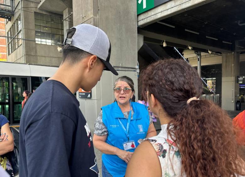 Personal de la Alcaldía de Medellín durante una jornada de prevención en el sisema Metro. FOTO: Cortesía Alcaldía de Medellín.