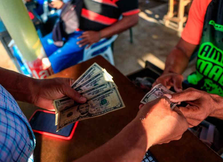 La divisa se ubica por debajo de los $3.800. FOTO EL COLOMBIANO.