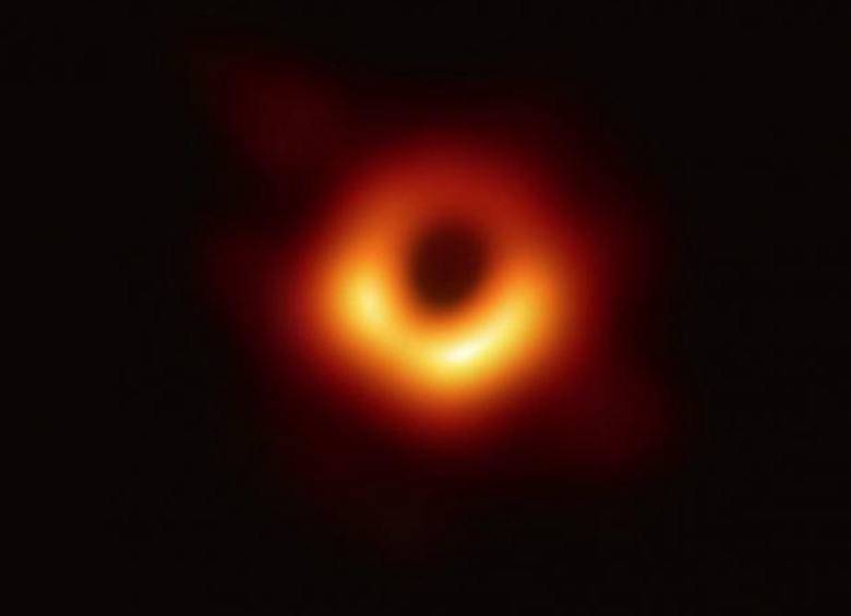 Imagen de un agujero negro tomada con el Telescopio del Horizonte de Sucesos. FOTO: EHT / Europa Press