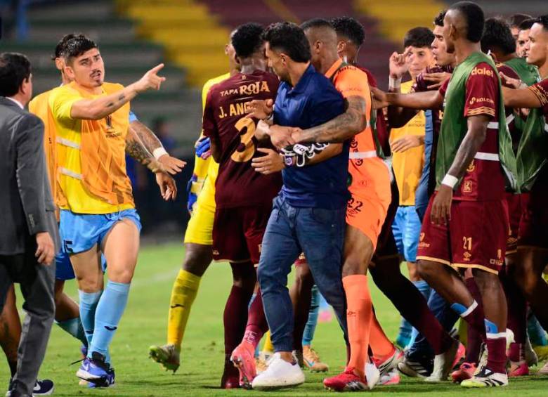 Este fue el momento álgido al final del compromiso entre Tolima y O’Higgins. FOTO COLPRENSA