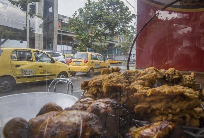 El precio final del pollo asado incluye costos de operación como transporte, servicios públicos, arriendos y mano de obra. FOTO EL COLOMBIANO