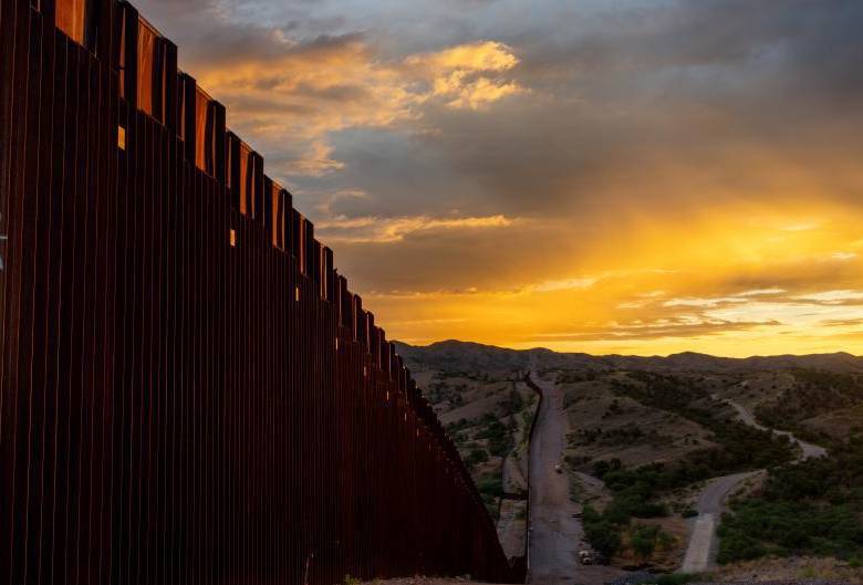 Frontera de México con Estados Unidos. Desde una toma áerea parece la muralla china, pero con desierto alrededor. FOTO: Getty