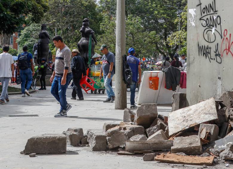 La plazuela tiene un muy mal aspecto hoy. Además de residuos, las paredes están rayadas y el piso está sucio. Foto: Manuel Saldarriaga. 