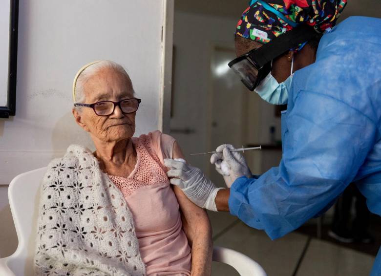 El Ministerio de Salud está barajando la posibilidad de aplicarles la cuarta dosis anticovid a las personas mayores de 60 años. FOTO cAmilo Suárez