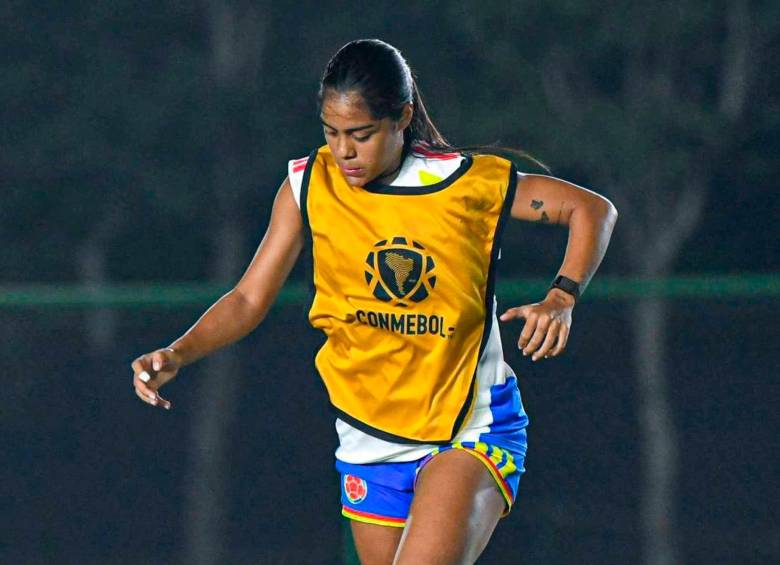 La delantera Maithé López, quien estuvo en el Sudamericano sub 20 y clasificó al Mundial de la categoría llegó como refuerzo a la selección mayores. FOTO CORTESÍA FCF 