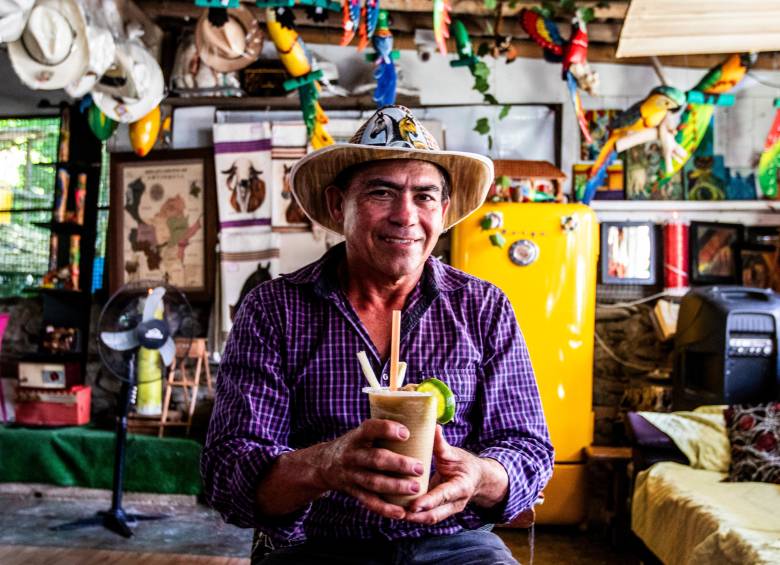 Henry Restrepo fue fundador de la Asociación de Venteros Estacionarios del Puente de Occidente. Hoy vende desde su local, Fonda La Mulera. FOTO julio césar herera