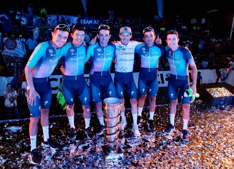 Miguel Ángel López junto a sus compañeros de equipo durante la celebración por el título de la Vuelta a San Juan, disputada en Argentina. Lo que sigue es buscar medallas en los Nacionales. fOTO cortesía team medellín 