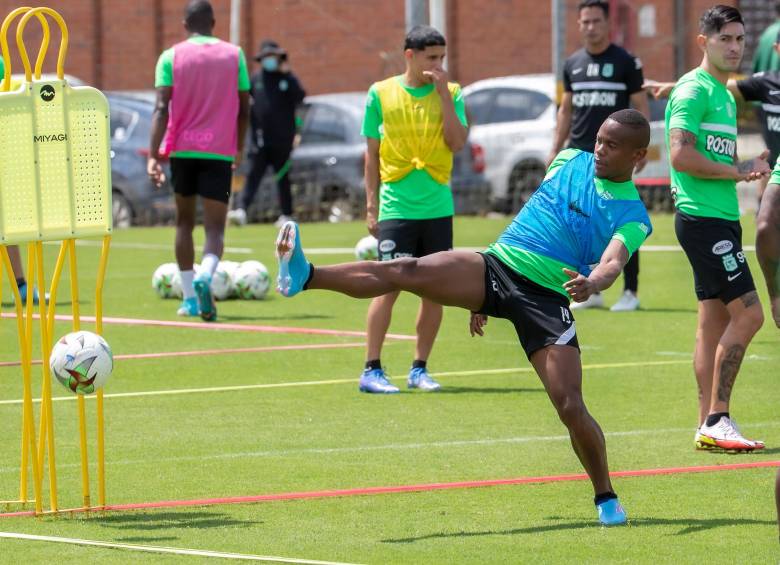 El lateral Yerson Candelo es otro de los jugadores que viene elevando su nivel con el conjunto verdolaga. En ambos duelos con Bucaramanga llevó peligro por su sector. FOTO juan antonio sánchez 