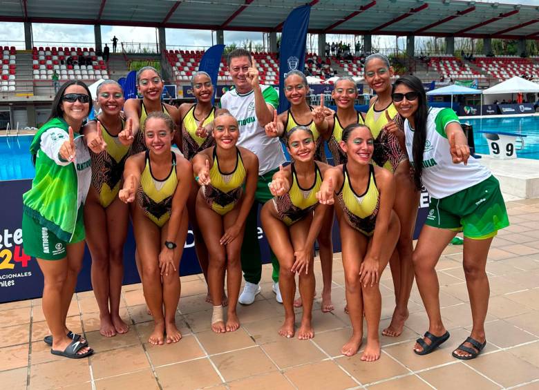 El equipo femenino de Antioquia de natación asrtística, logró el primer puesto en la rutina libre con un puntaje de 261.5271. FOTO: Cortesía Indeportes Antioquia