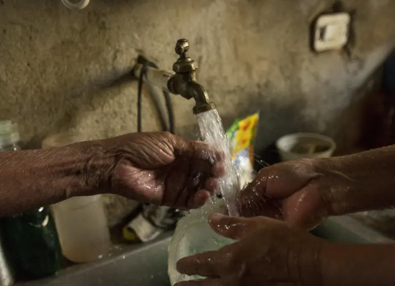 La suspensión del acueducto afecta a los barrios Aguas Frías, Las Violetas y San Pablo de Medellín. FOTO: Camilo Suárez Echeverry