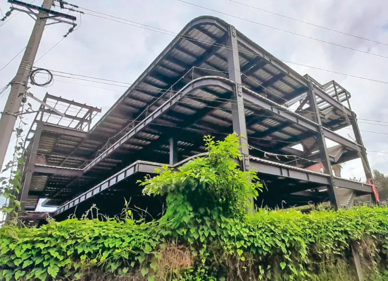 Este es el aspecto actual de la primera etapa de la sede del Sena en La Ceja. Las obras se paralizaron en 2023, cuando se agotó el presupuesto para contratar la segunda fase. FOTO NÉSTOR ALONSO LÓPEZ LÓPEZ