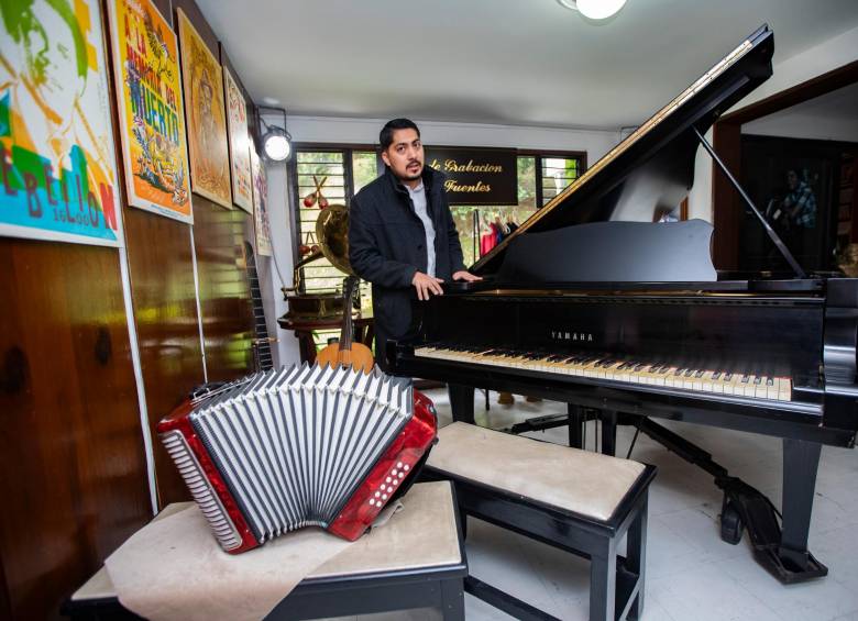 José Miguel Gómez, el vocero de Discos Fuentes, muestra algunos de los instrumentos que fueron usados en grabaciones que ya son icónicas. El piano, por ejemplo, es el que suena en el inicio de Rebelión. FOTO esneyder Gutiérrez 