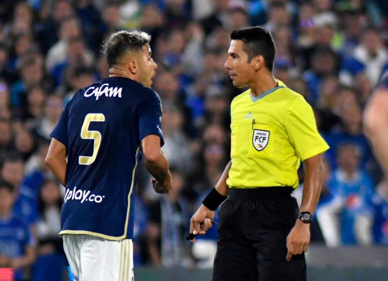 El árbitro central Jorge Duarte no pitó la falta sobre Edwin Herrera a pesar de que el asistente levantó la bandera. FOTO Tomada de ‘X’: @LPEmbajador