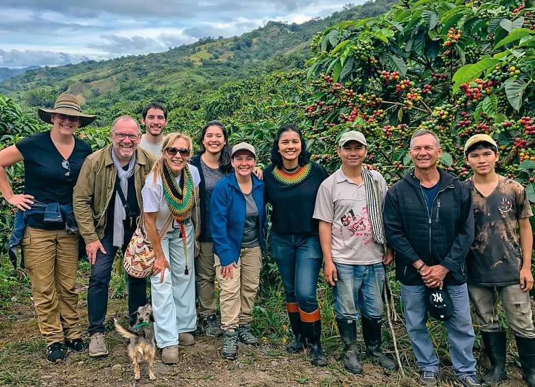 Vanessa Vargas y Diana Franco, fundadoras de Avelí Café, lograron una exportación histórica de tres toneladas hacia Alemania. En la foto, durante una visita a los cultivos de café en Concepción. FOTO Cortesía