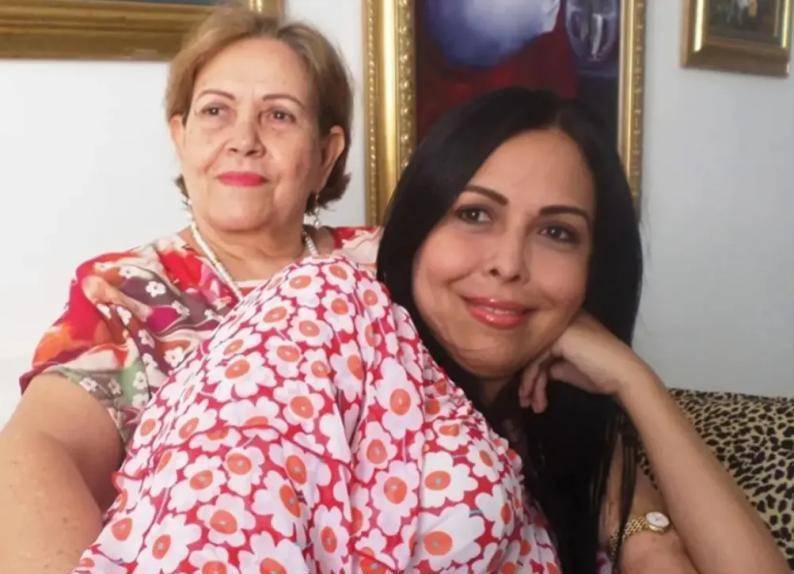 En la imagen Bertha Mejía y su hija con Diomedes, Rosa Elvira Díaz. FOTO @rosaelviradiaz1157
