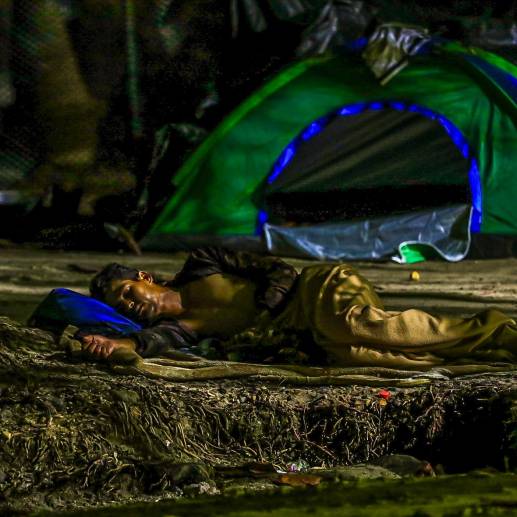 Algunos migrantes duermen en las calles o playas de municipios como Turbo y Necoclí. Algunos ajustan meses varados en la zona, sin plata, con hambre. FOTO<b> Camilo Suárez</b>