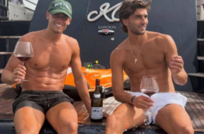 Las fotografías de Ferran Torres y Marcos Llorente durante sus vacaciones en Ibiza se hicieron virales y desataron especulaciones en redes sociales, aunque ninguno de los futbolistas ha respondido a los rumores. FOTO: tomada de Instagram vía Ferran Torres.