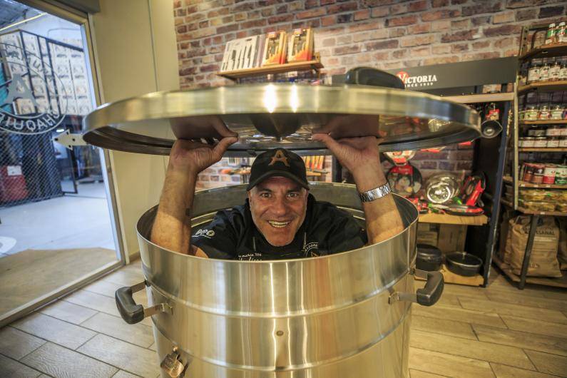 Gonzalo Díaz es el hombre detrás de los Ahumadores Chaquiro, comenzó hace más de 10 años en su taller de mecánica. FOTO <b>Camilo Suárez y Cortesía</b>