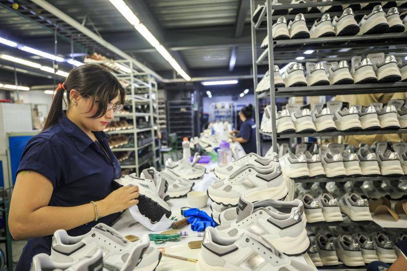 Las empresas han tenido que ampliar sus nóminas para mantener la producción ante la reducción progresiva de la jornada laboral contemplada en la Ley 2101 de 2021. <b> </b>FOTO<b> Camilo Suárez</b>