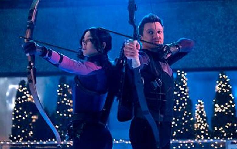 Hailee Steinfeld y Jeremy Renner son los protagonistas de la serie Hawkeye que se puede ver en Disney+. FOTO Cortesía Marvel