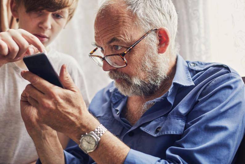 La falta de habilidades digitales en personas mayores incrementa la dependencia de terceros al realizar trámites de todo tipo. FOTO Getty