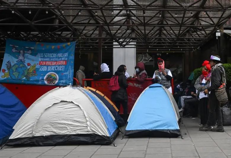 Un grupo de manifestantes se fue a acampar a la sede del Ministerio del Interior, en Bogotá, presionando por una cita. FOTO afp